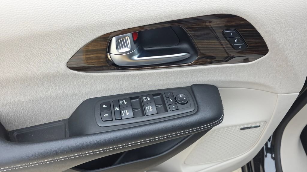 Certified 2022 Chrysler Pacifica Limited FWD image 26