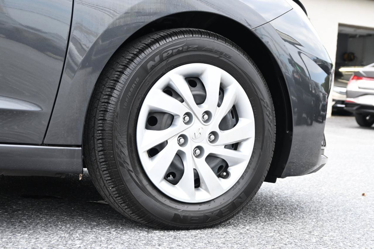 Used 2020 Hyundai Elantra SE FWD image 35