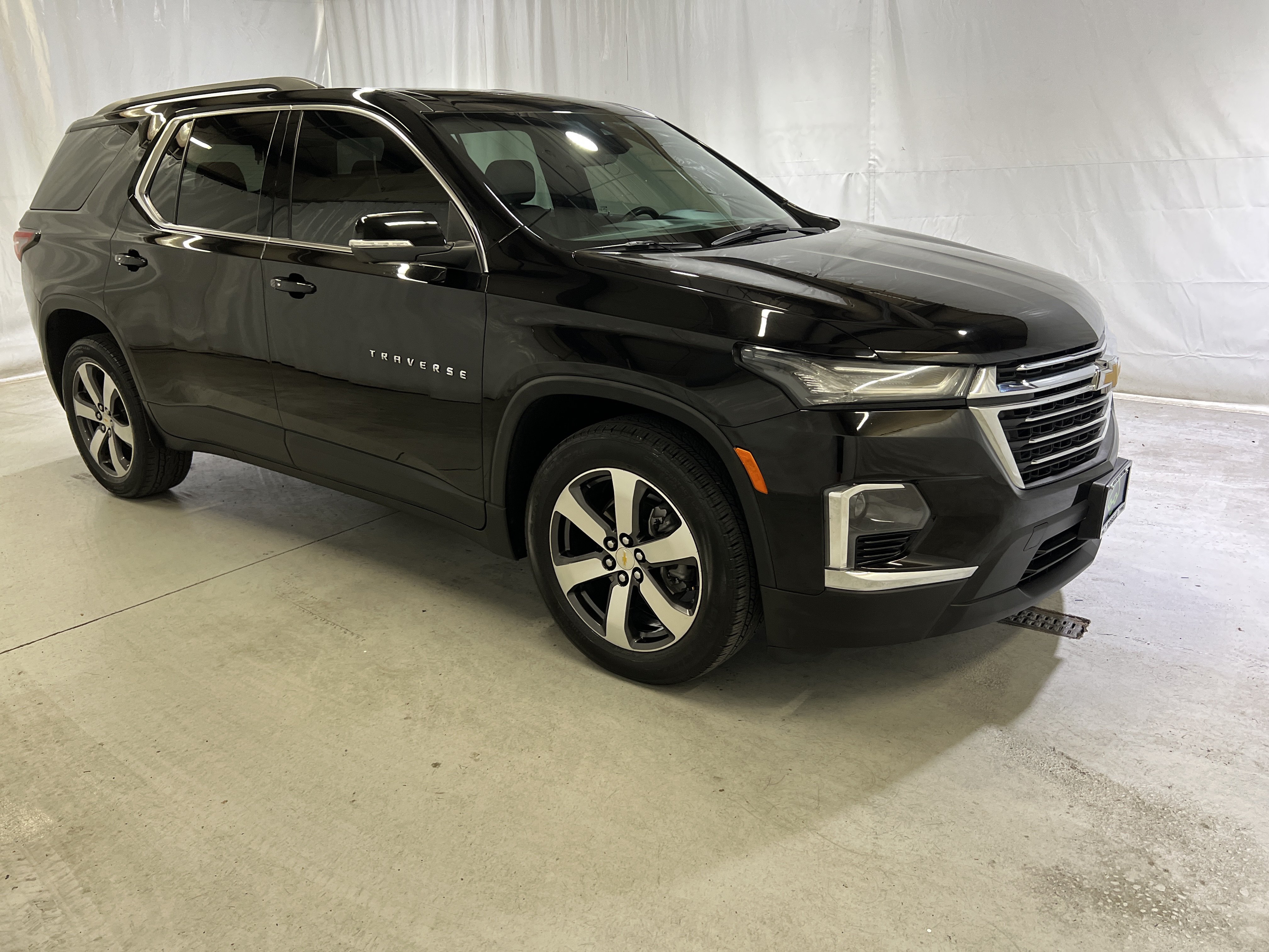 Certified 2023 Chevrolet Traverse LT w/ LT Premium Package AWD/4WD image 2
