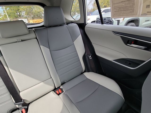 Used 2022 Toyota RAV4 XLE Premium image 6