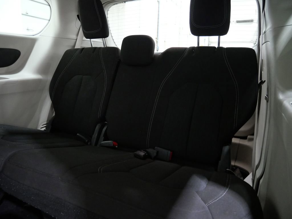 Used 2022 Chrysler Voyager LX image 24