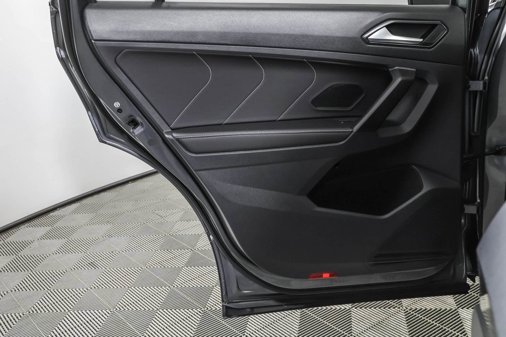 Used 2022 Volkswagen Tiguan SE image 39