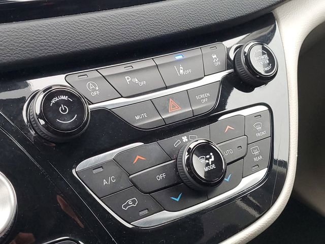 Used 2023 Chrysler Pacifica Touring-L FWD image 18