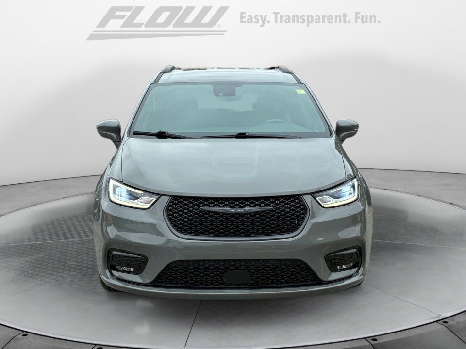 Used 2021 Chrysler Pacifica Touring-L w/ S Appearance Package FWD image 3