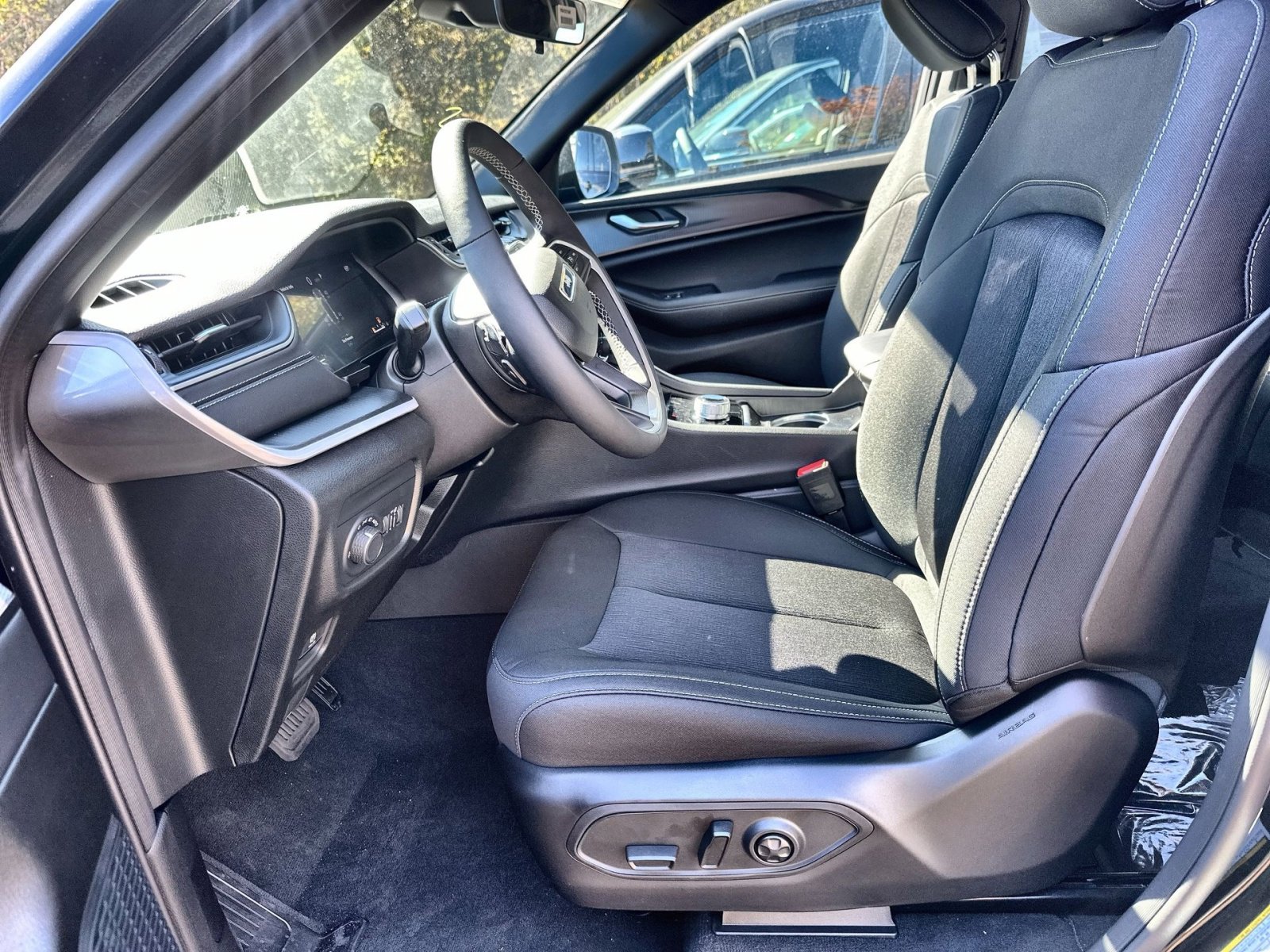 New 2025 Jeep Grand Cherokee Laredo X w/ Luxury Tech Group I image 13