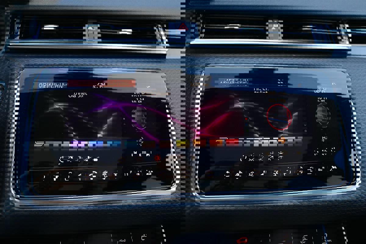 Used 2018 Land Rover Range Rover Velar R-Dynamic SE image 28