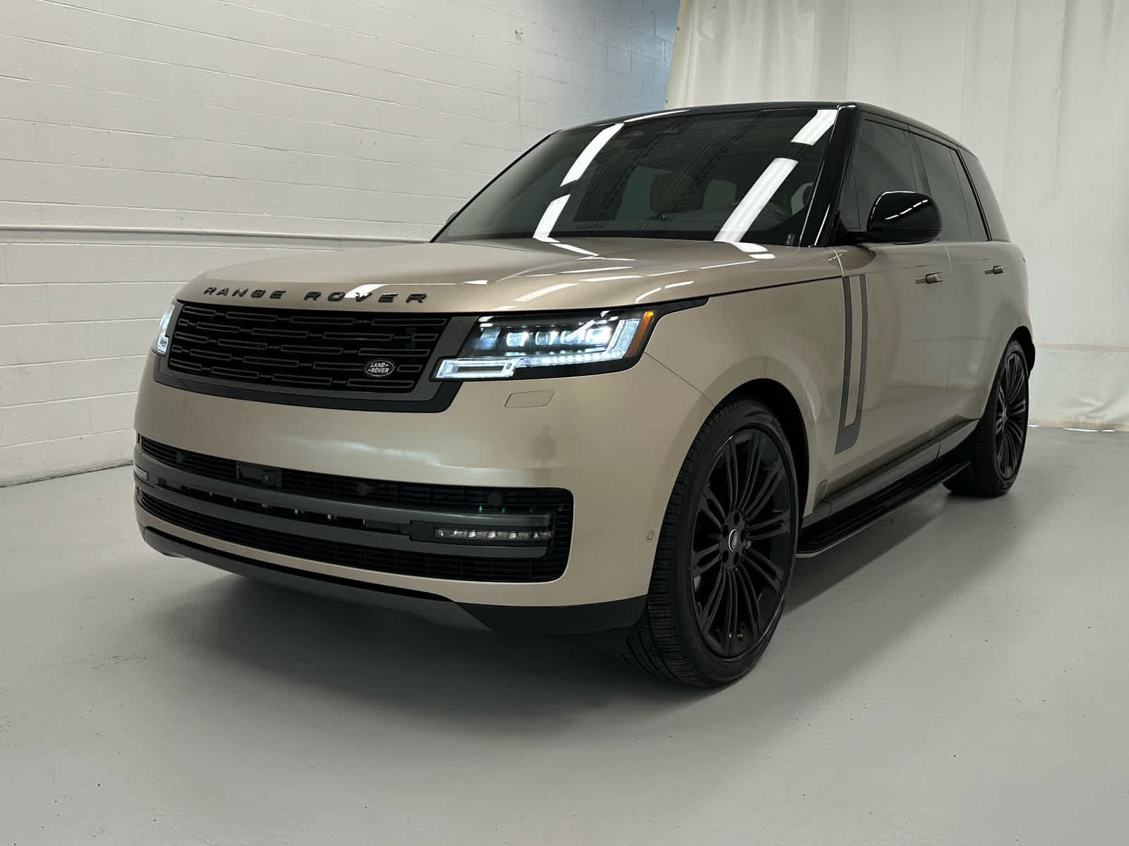 Used 2024 Land Rover Range Rover SE AWD/4WD image 4