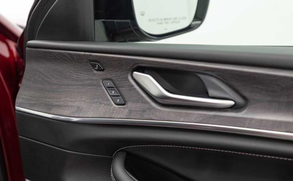 Used 2023 Jeep Grand Cherokee Overland w/ Advanced Protech Group III image 39