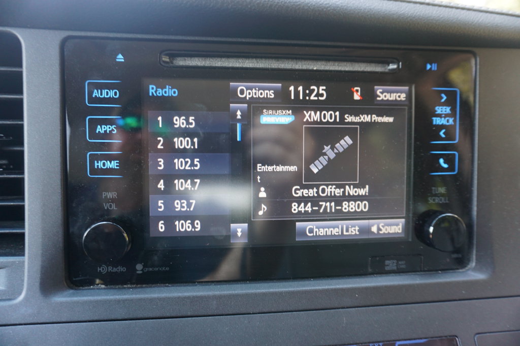 Used 2015 Toyota Sienna XLE Premium FWD image 11