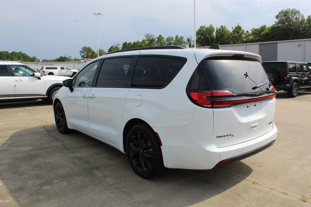 Used 2025 Chrysler Pacifica Limited FWD image 3