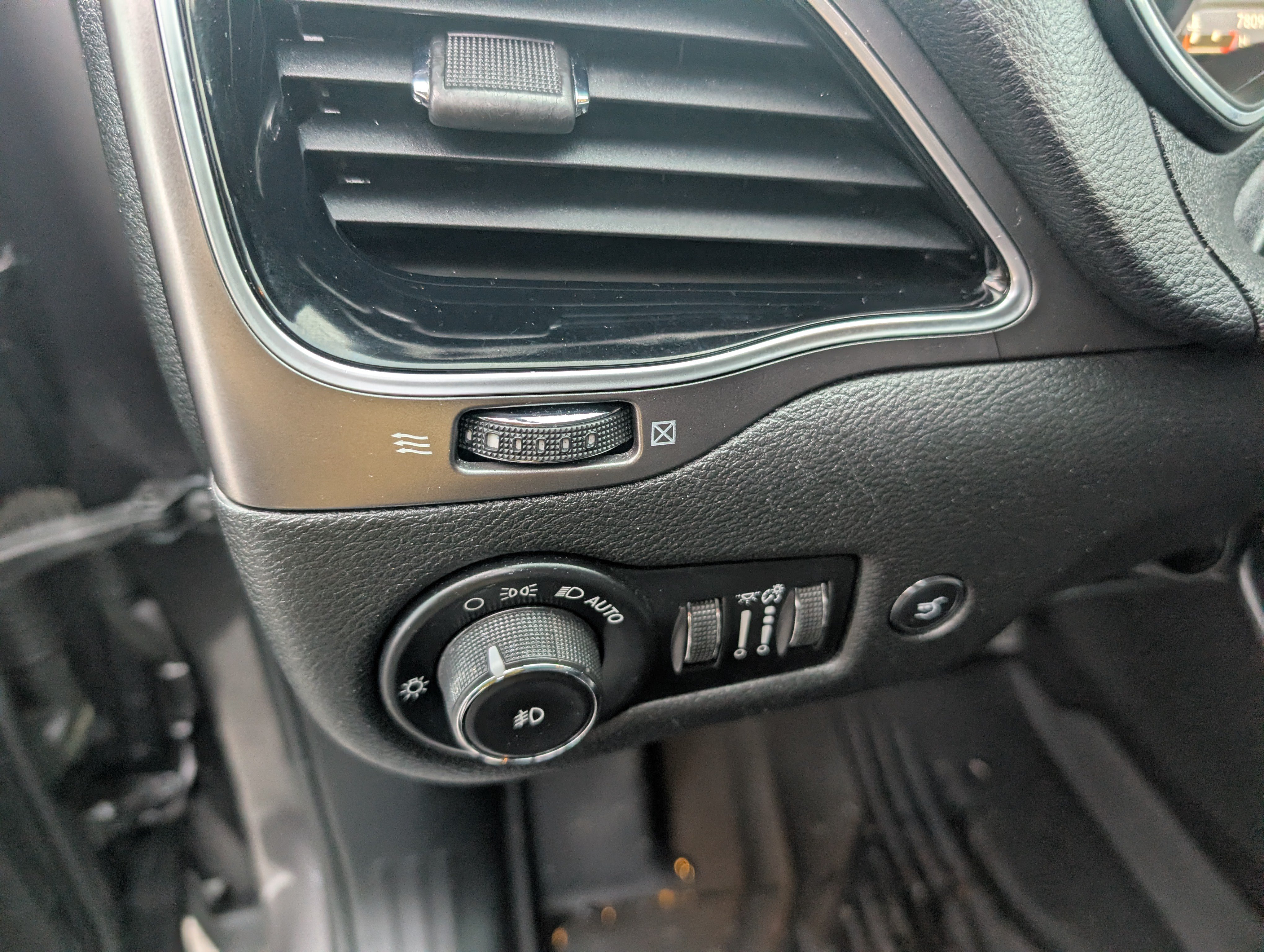 Used 2019 Jeep Cherokee Limited AWD/4WD image 15