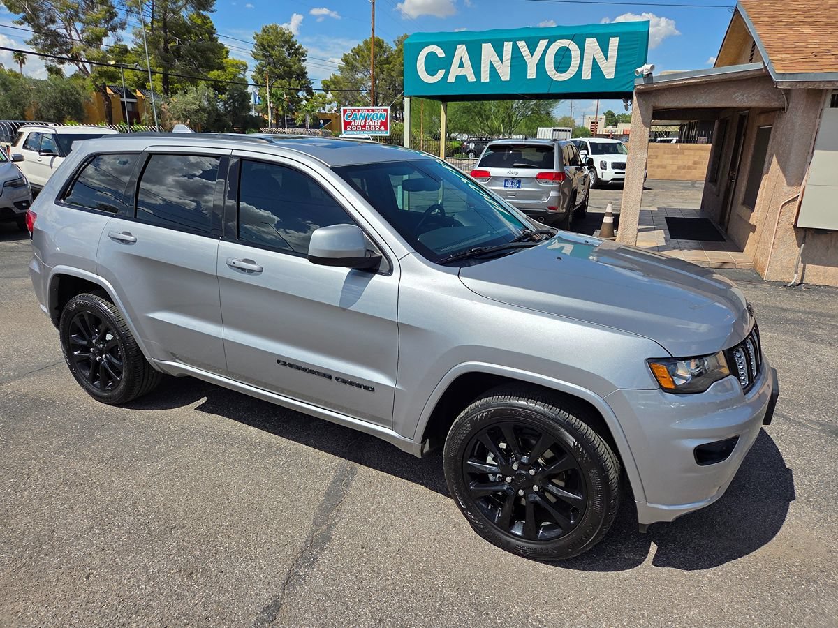 Used 2018 Jeep Grand Cherokee Altitude RWD image 2