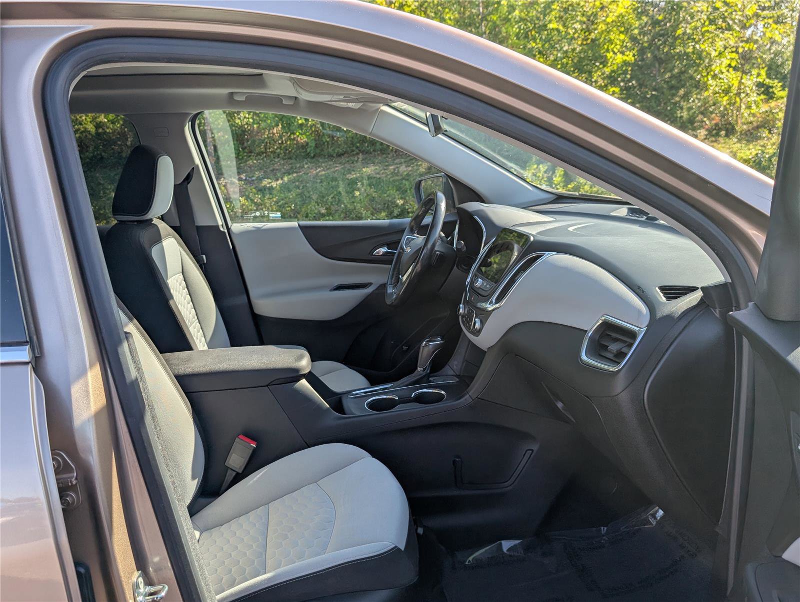 Used 2018 Chevrolet Equinox LT w/ Sun & Infotainment Package image 11