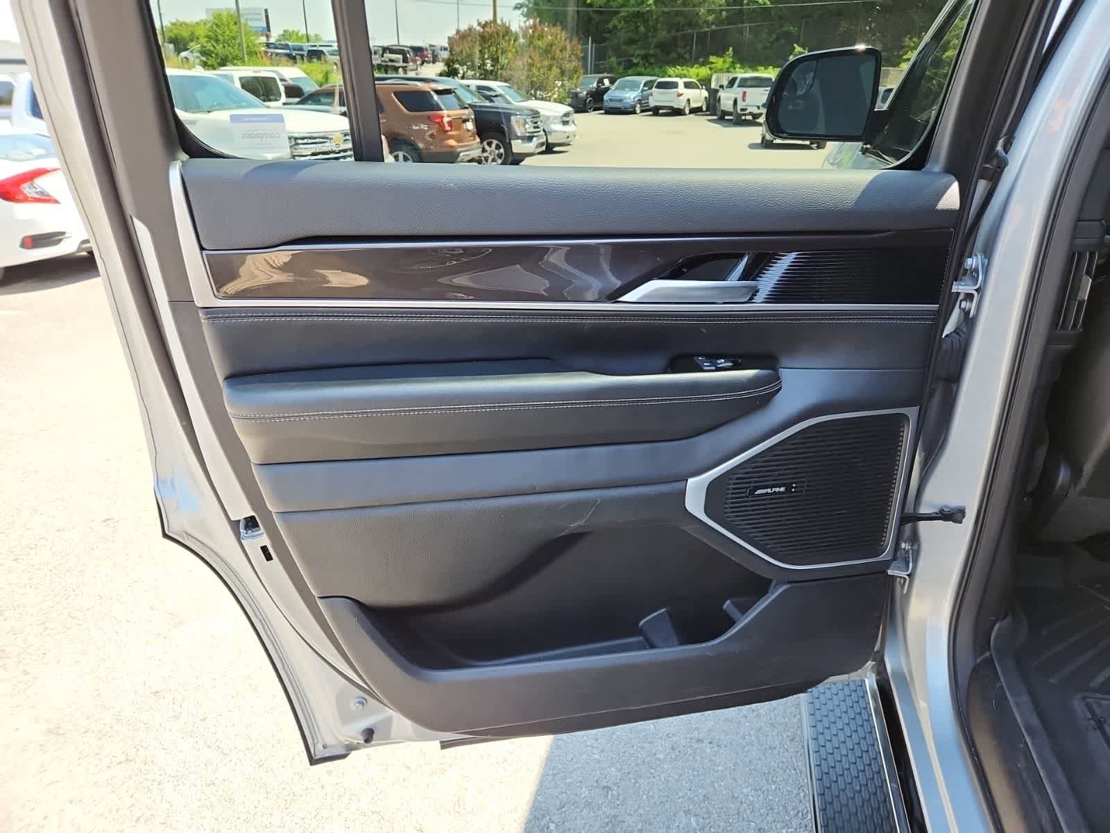 Used 2024 Jeep Wagoneer 4WD w/ Premium Group I image 27