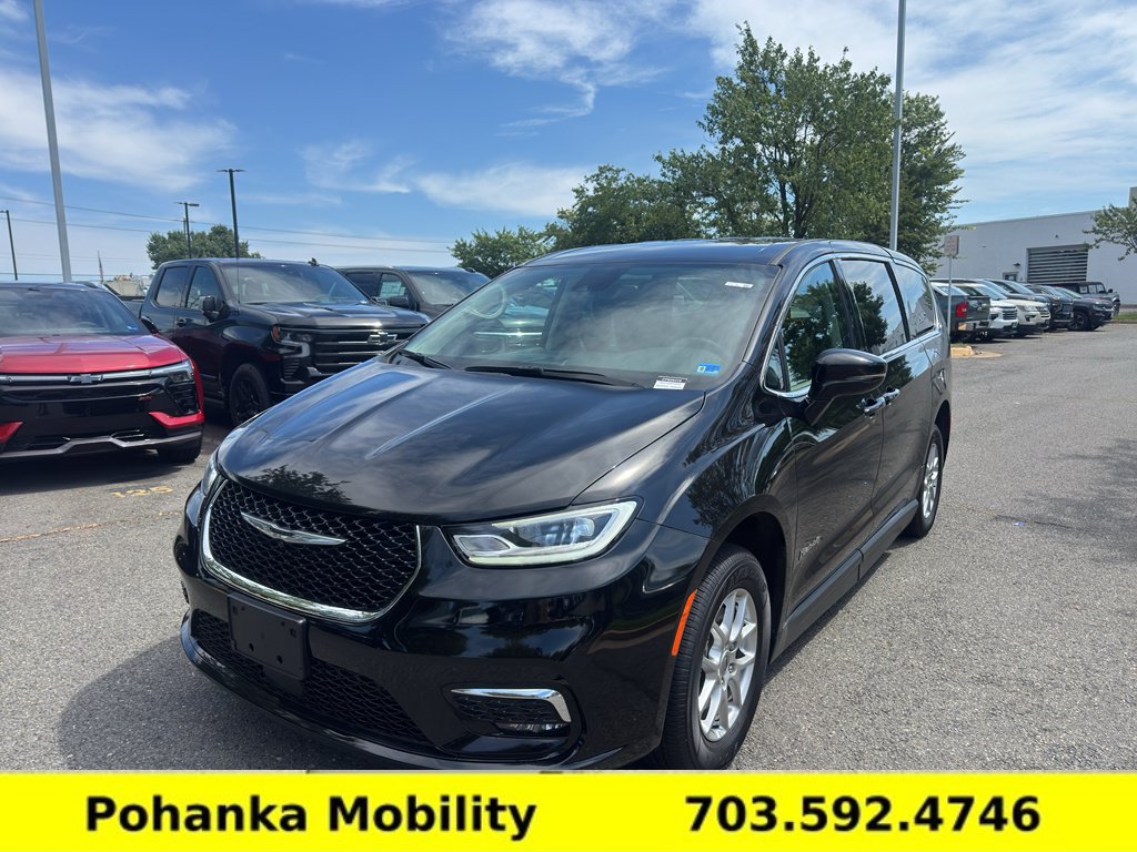Used 2024 Chrysler Pacifica Touring-L FWD image 5
