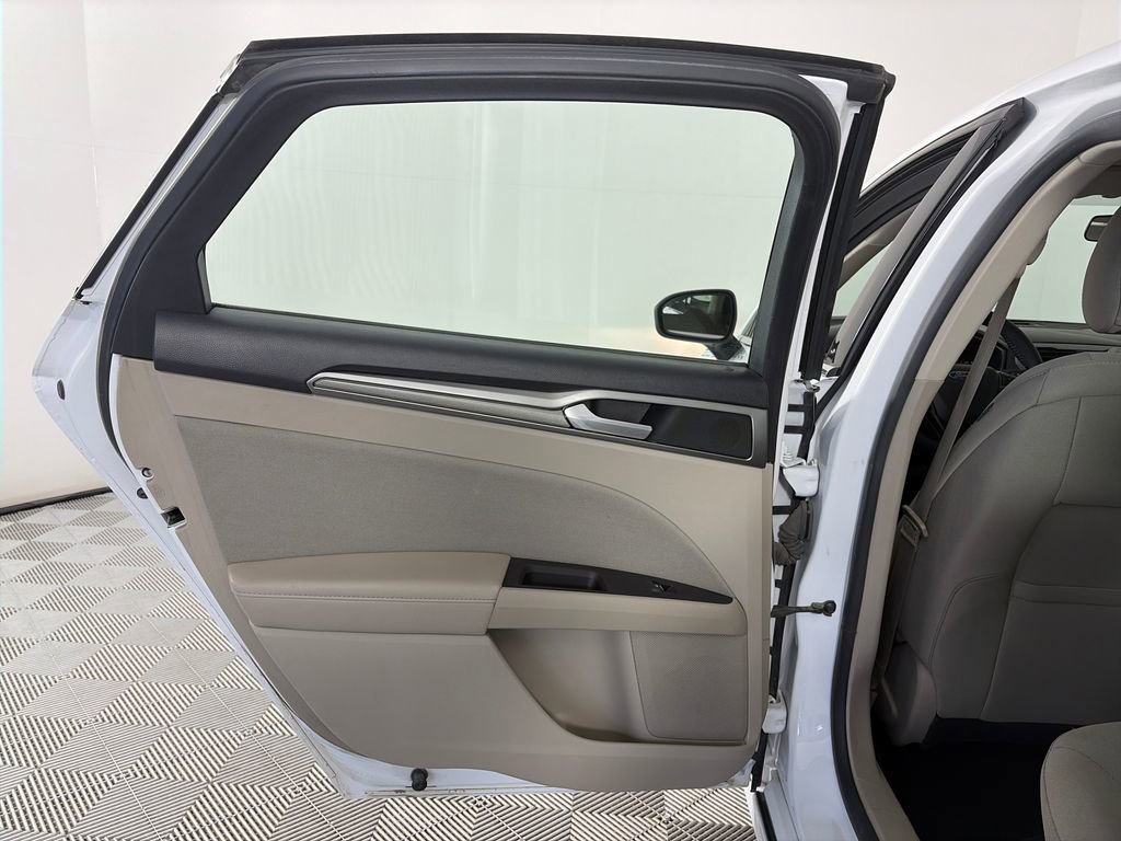 Used 2018 Ford Fusion SE image 12