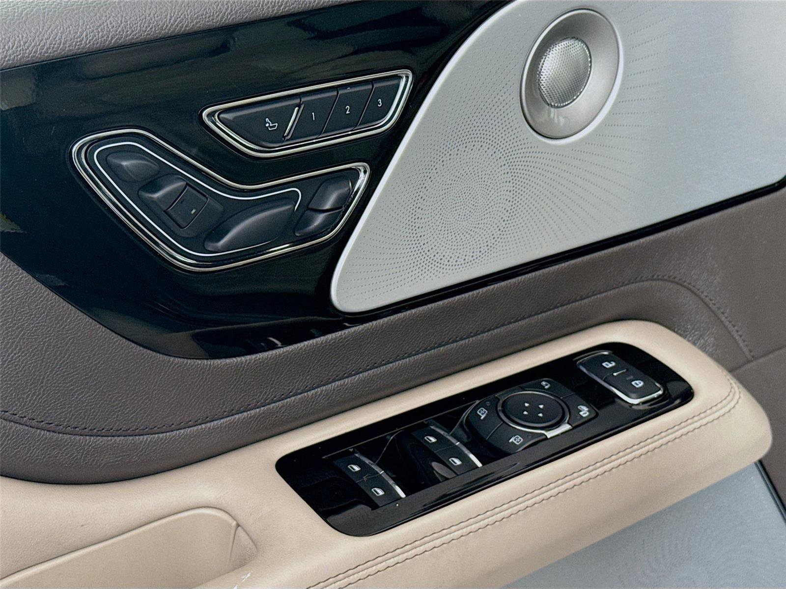 Used 2021 Lincoln Aviator Reserve w/ Equipment Group 202A image 7