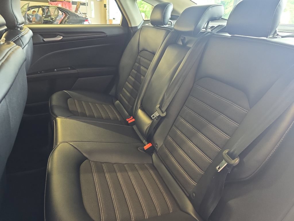 Used 2018 Ford Fusion SE w/ Equipment Group 201A FWD image 14