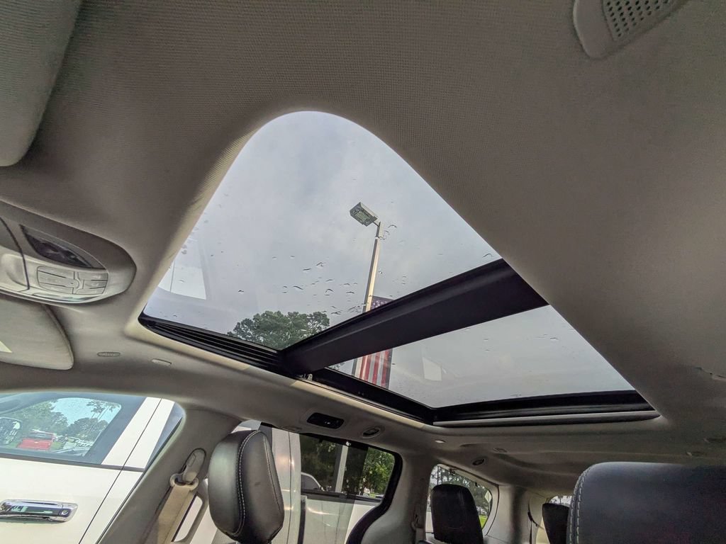 Used 2023 Chrysler Pacifica Limited FWD image 27