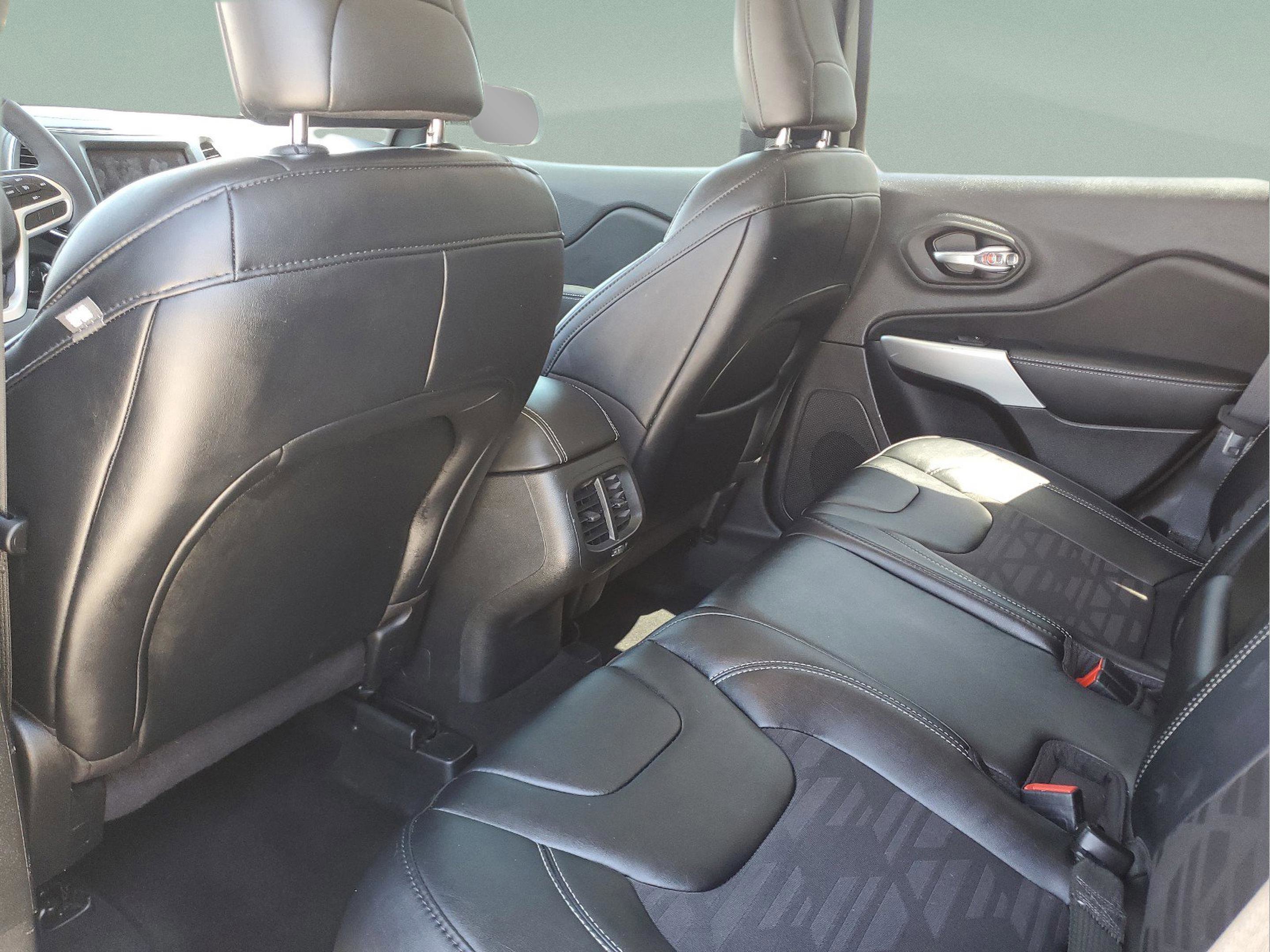 Used 2022 Jeep Cherokee Latitude AWD/4WD image 5