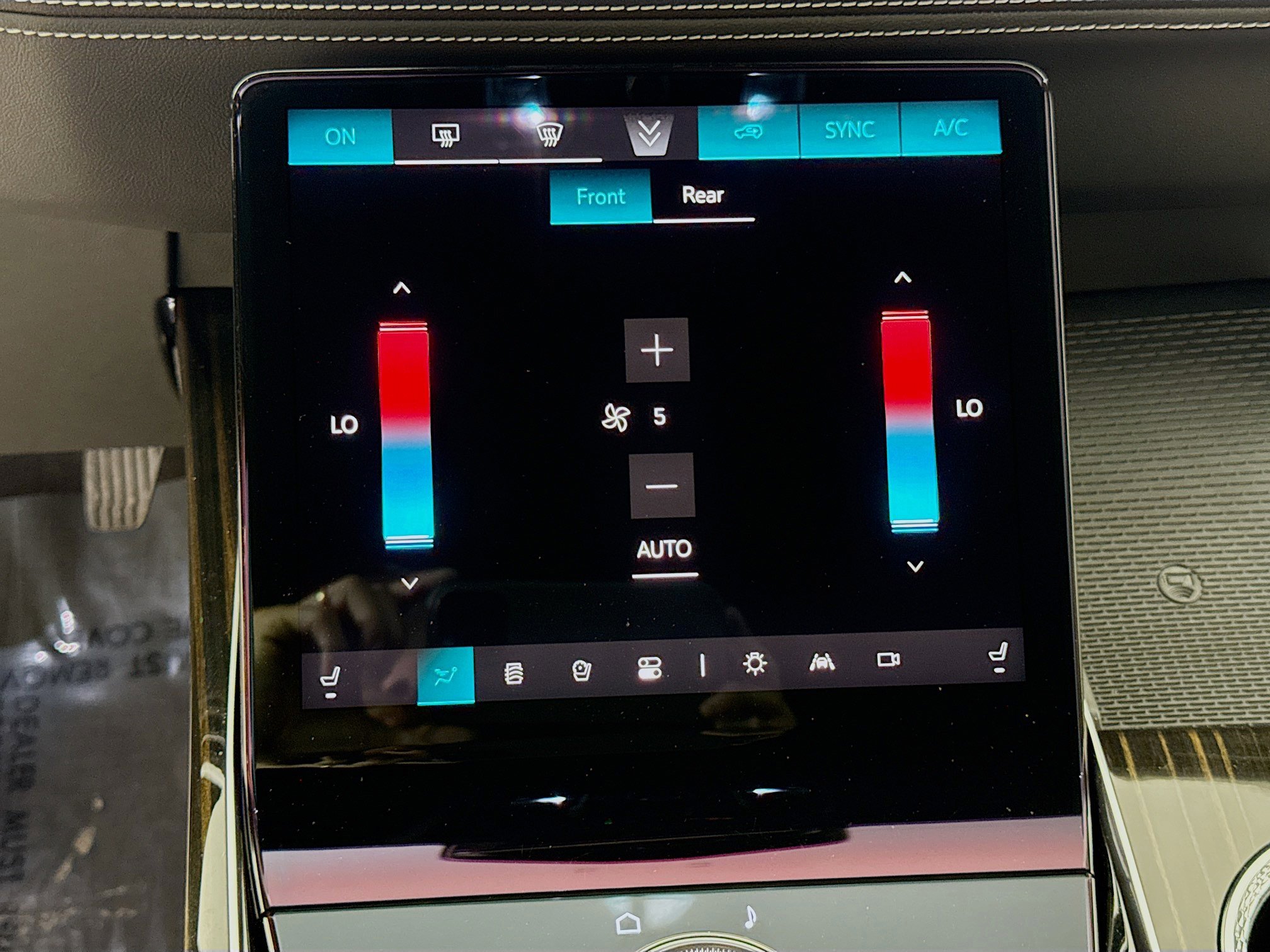 Used 2025 Cadillac Escalade ESV Premium Luxury image 16