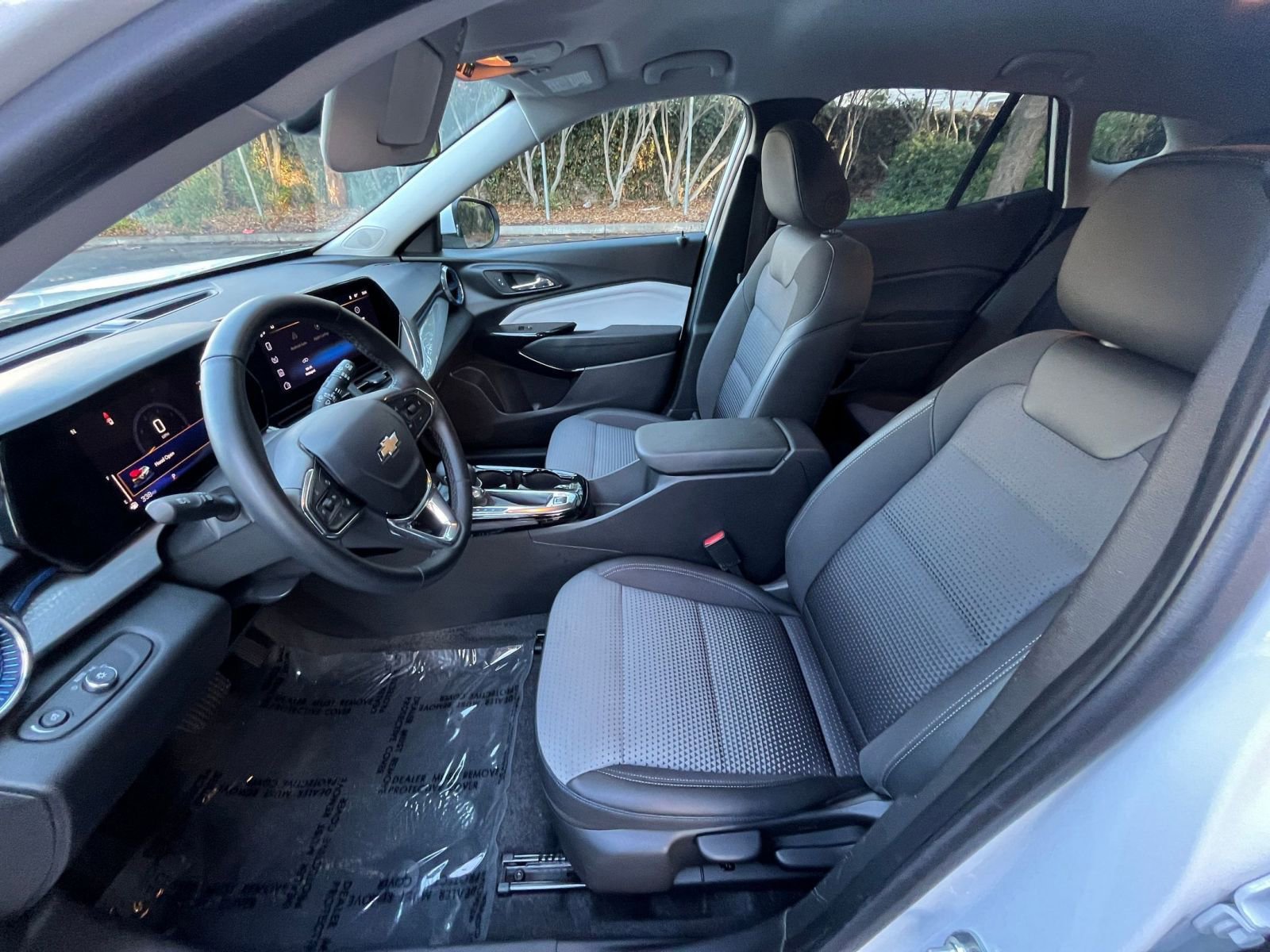 Used 2025 Chevrolet Trax LT w/ LT Convenience Package image 24