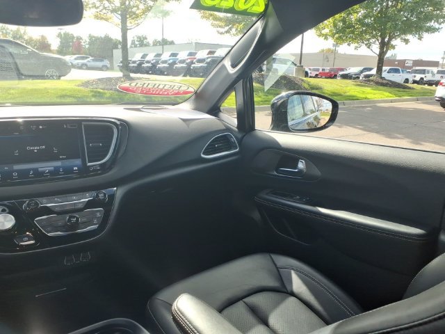 Certified 2025 Chrysler Pacifica Select FWD image 12