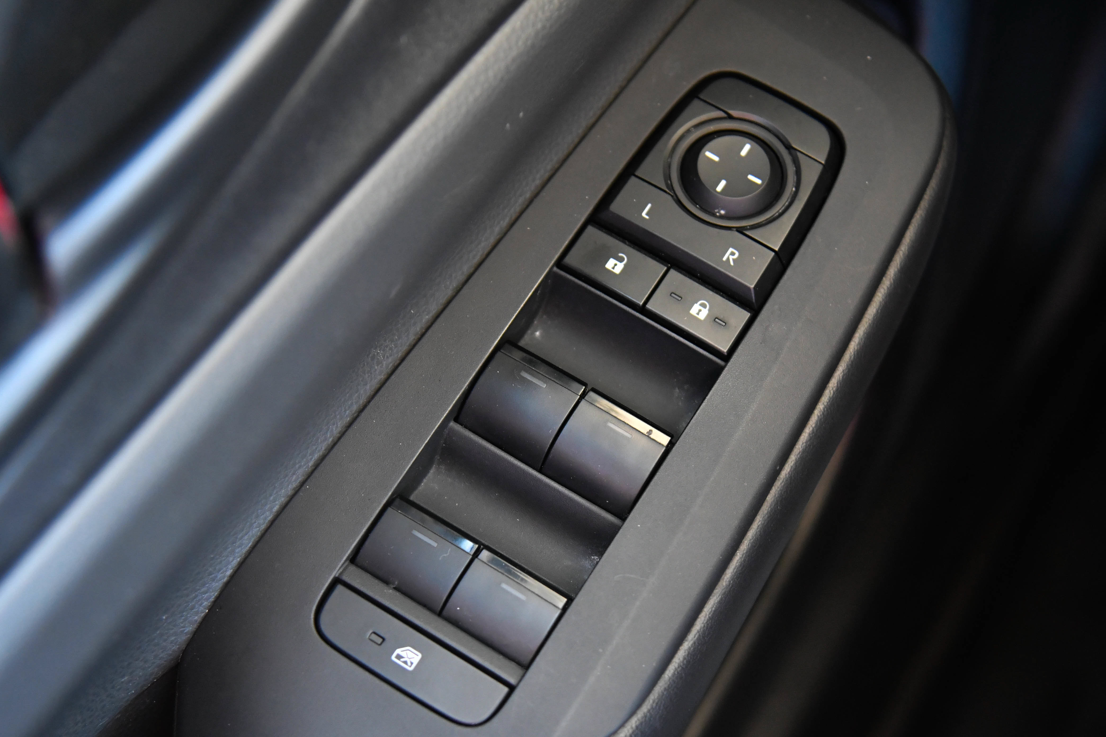 Used 2024 Toyota Prius LE FWD image 32