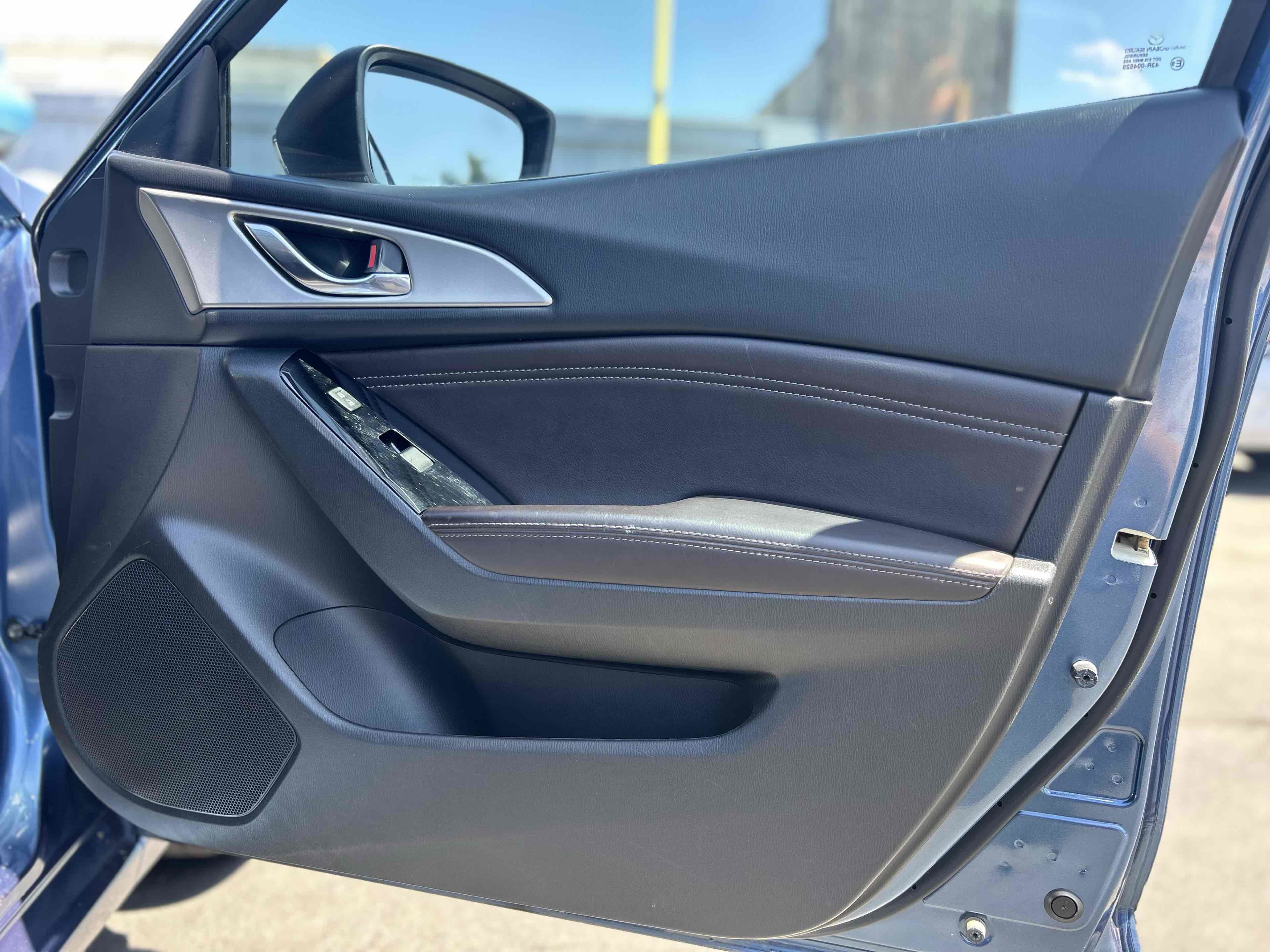 Used 2018 MAZDA MAZDA3 Touring image 23