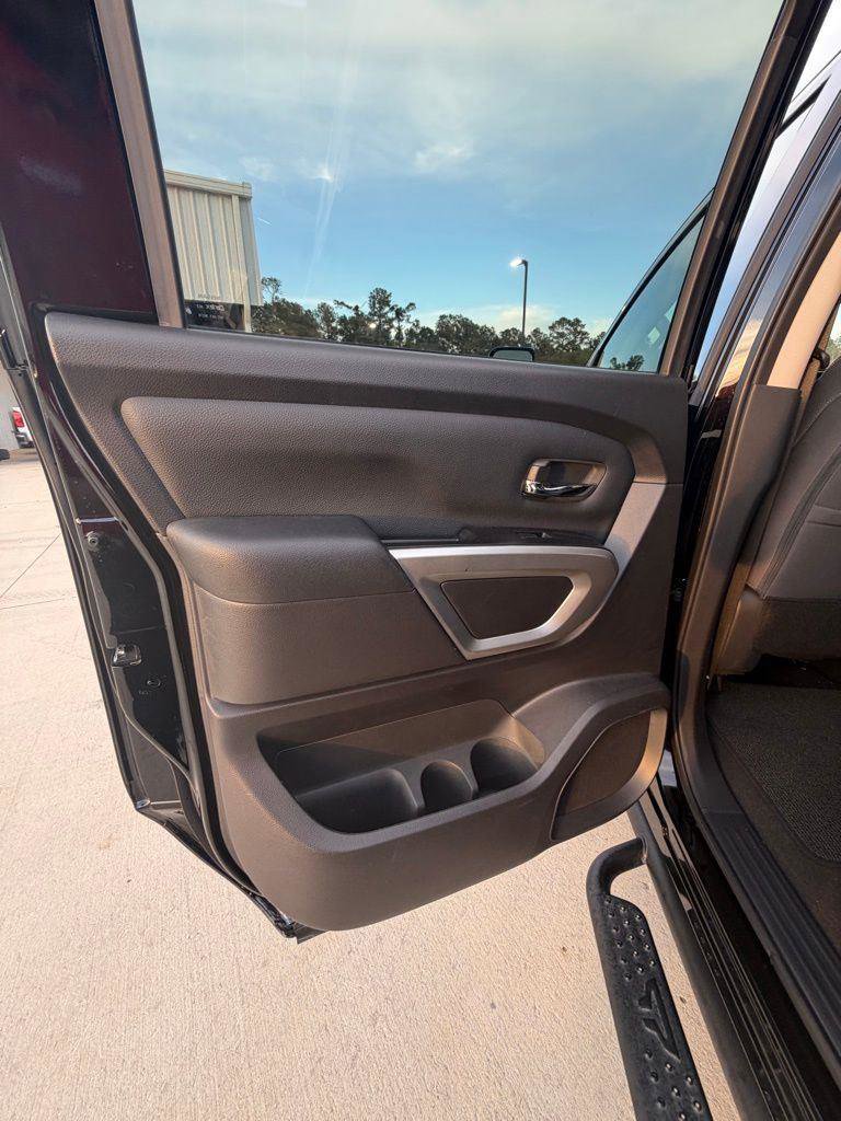 Used 2024 Nissan Titan SV w/ SV Convenience Package image 12