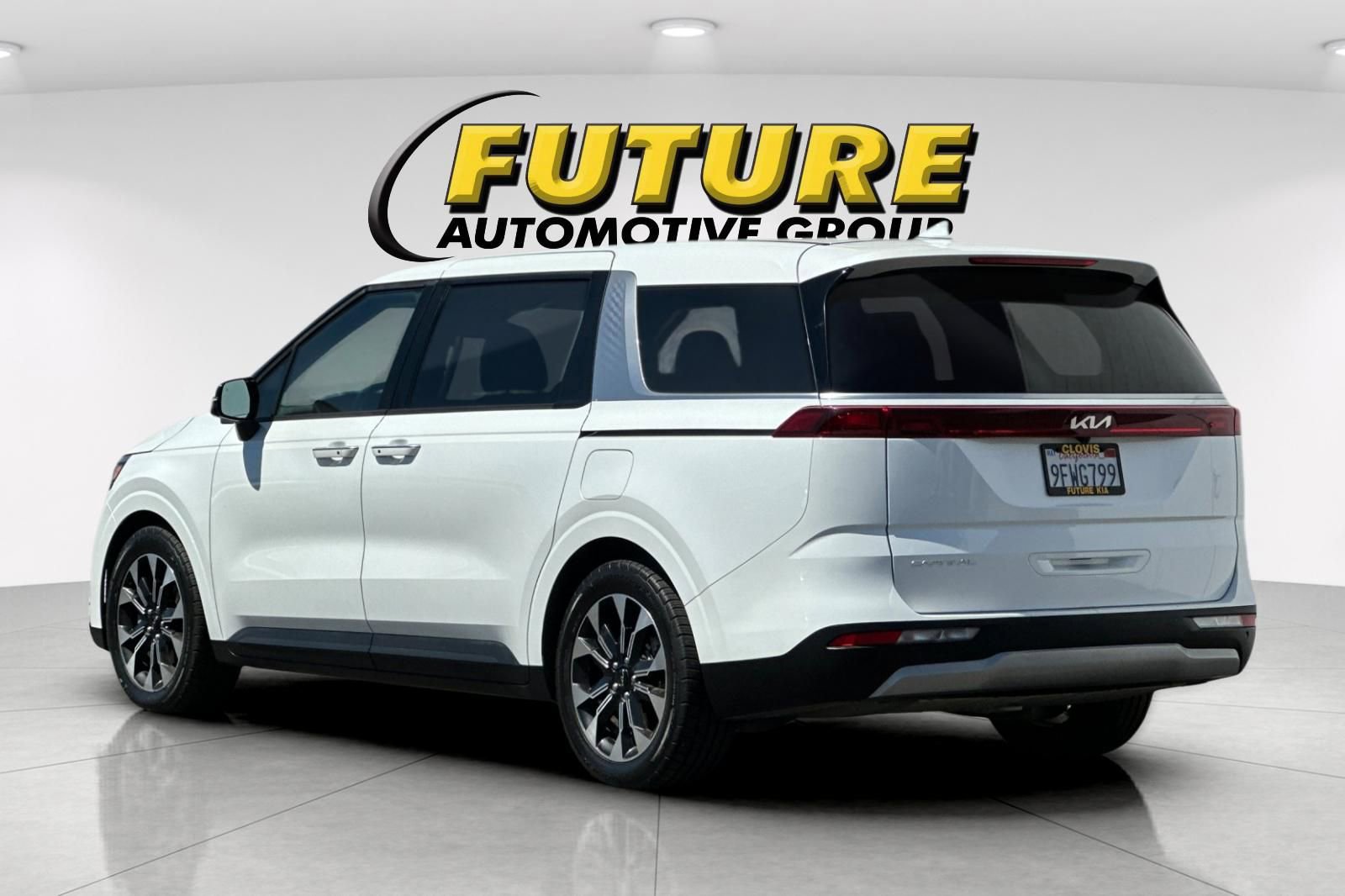 Used 2023 Kia Carnival EX image 6