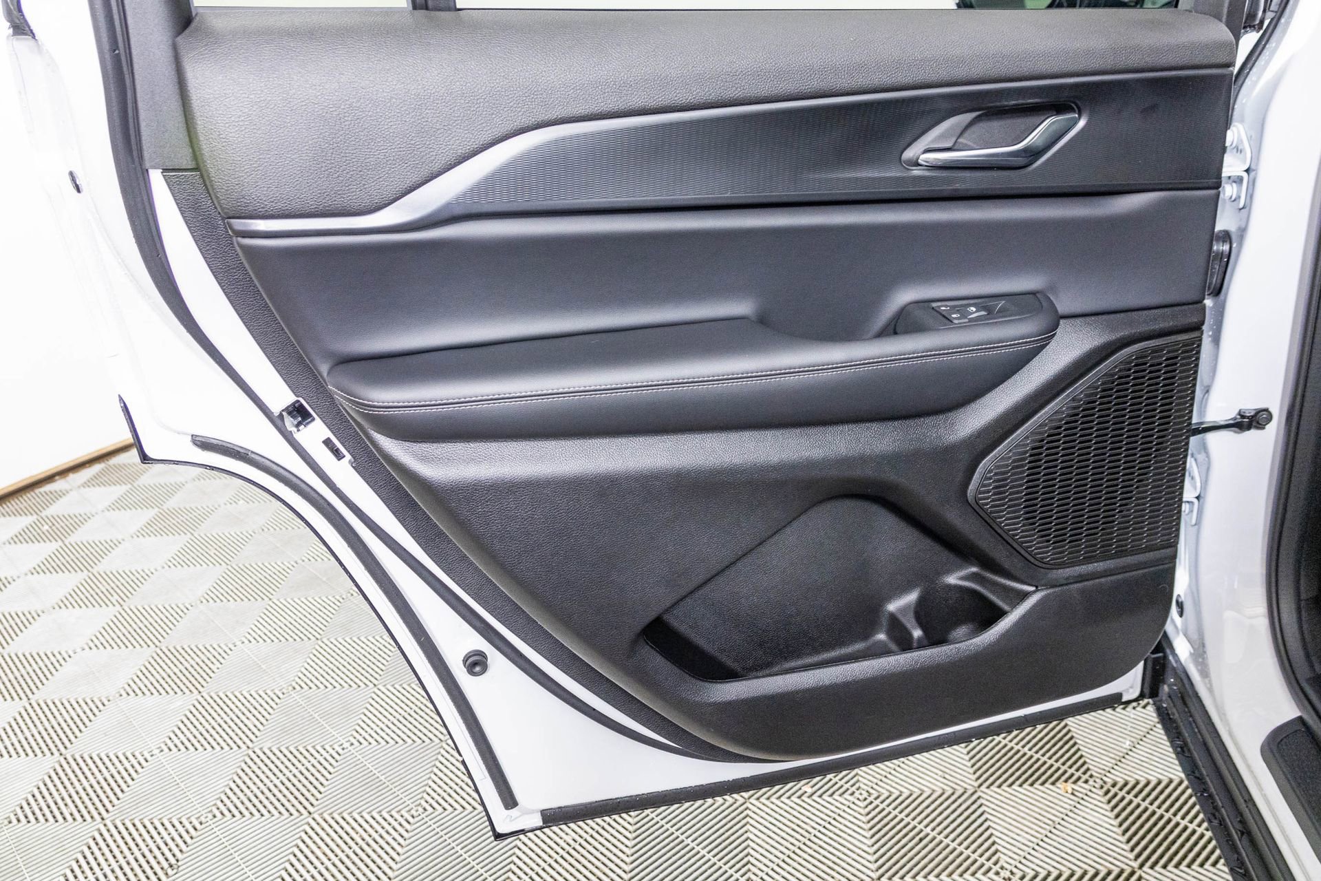 New 2025 Jeep Grand Cherokee L Altitude image 28