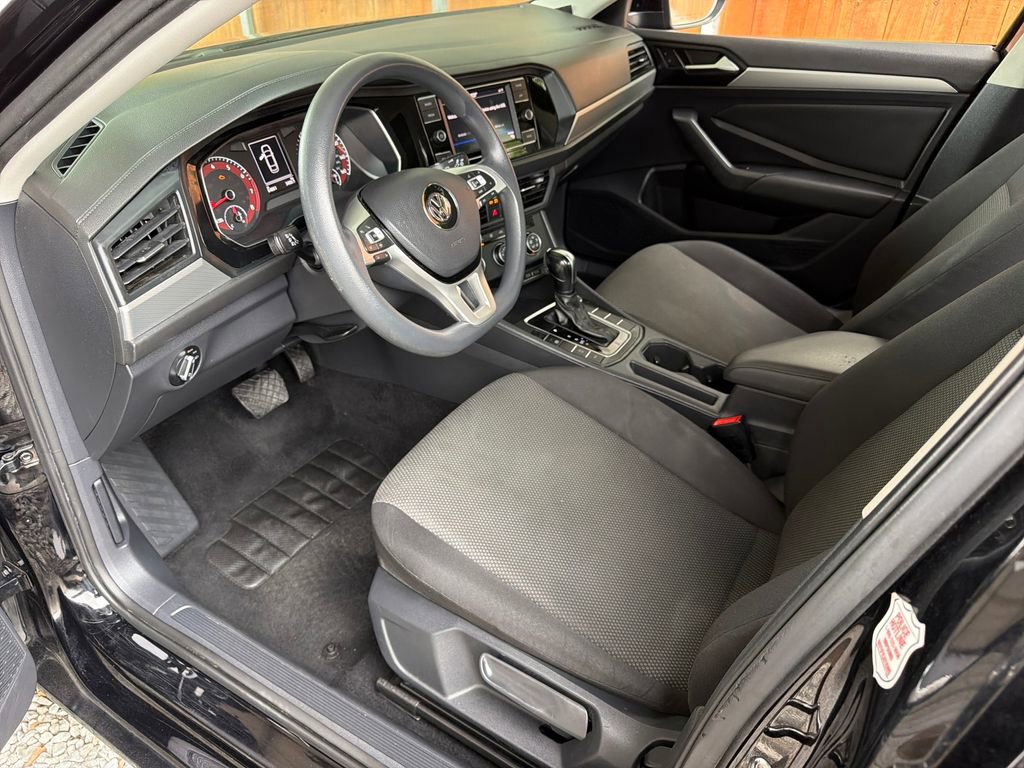 Used 2021 Volkswagen Jetta SE image 2