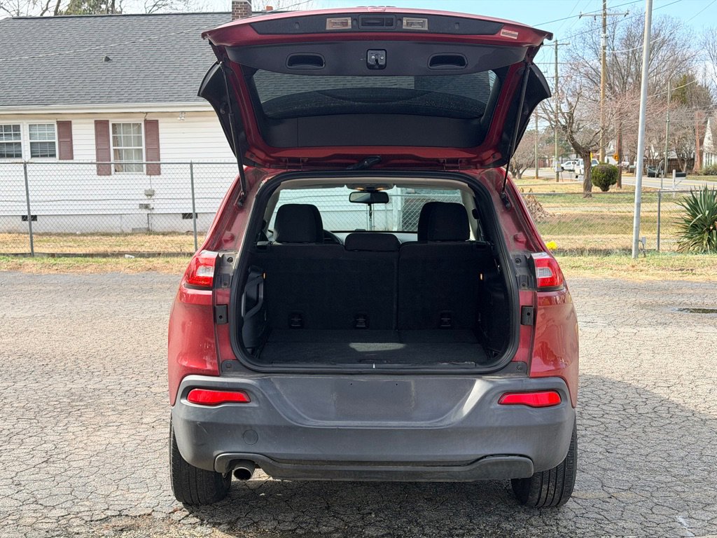 Used 2016 Jeep Cherokee Sport image 7