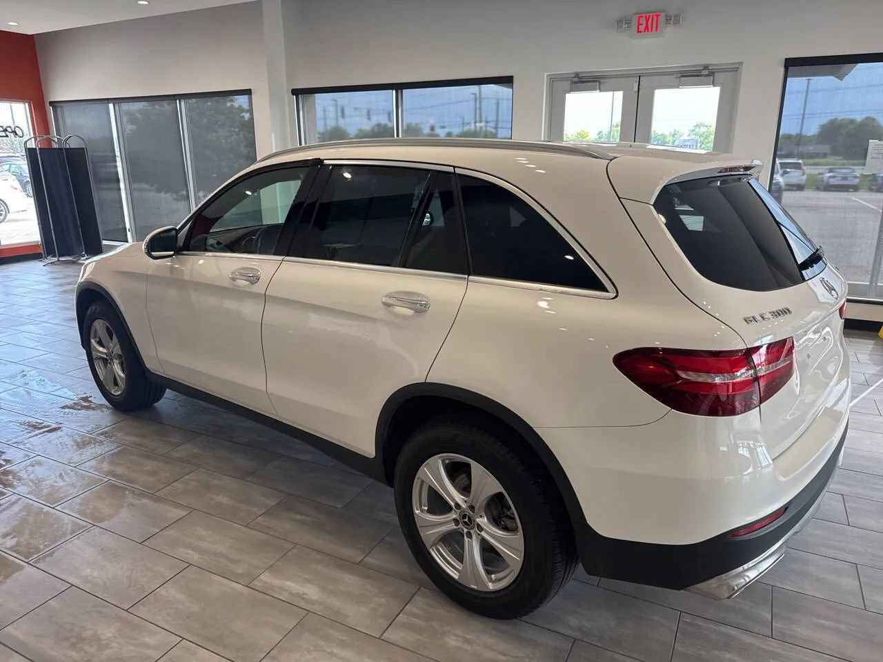 Used 2018 Mercedes-Benz GLC 300 4MATIC w/ Premium Package image 10