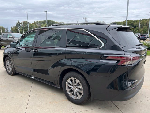 Used 2025 Toyota Sienna XLE w/ XLE Plus Package AWD/4WD image 6