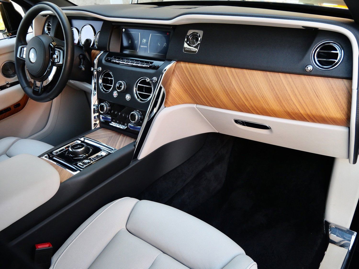 Certified 2023 Rolls-Royce Cullinan w/ Cullinan Package image 18