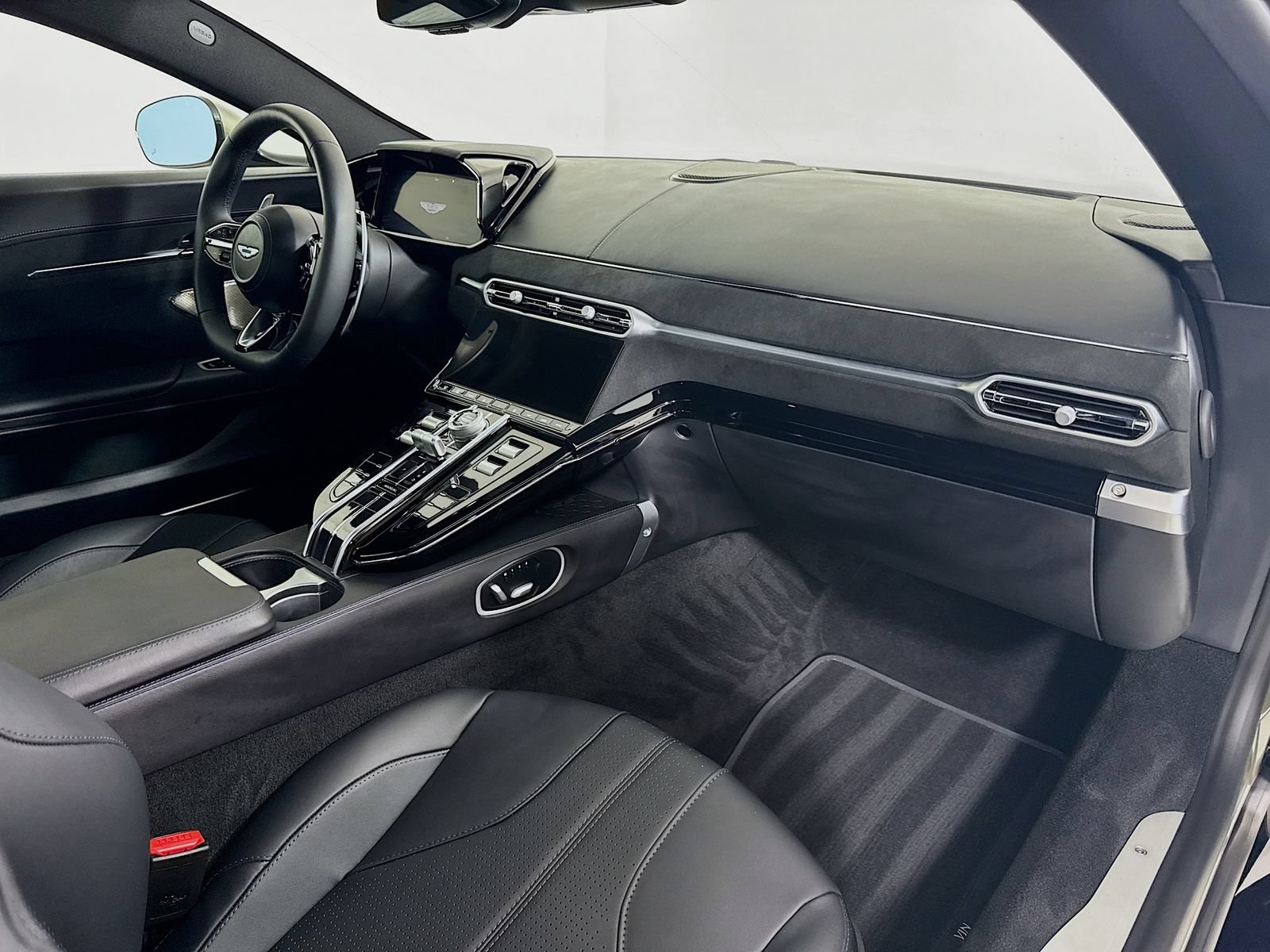 Used 2025 Aston Martin V8 Vantage Coupe RWD image 22