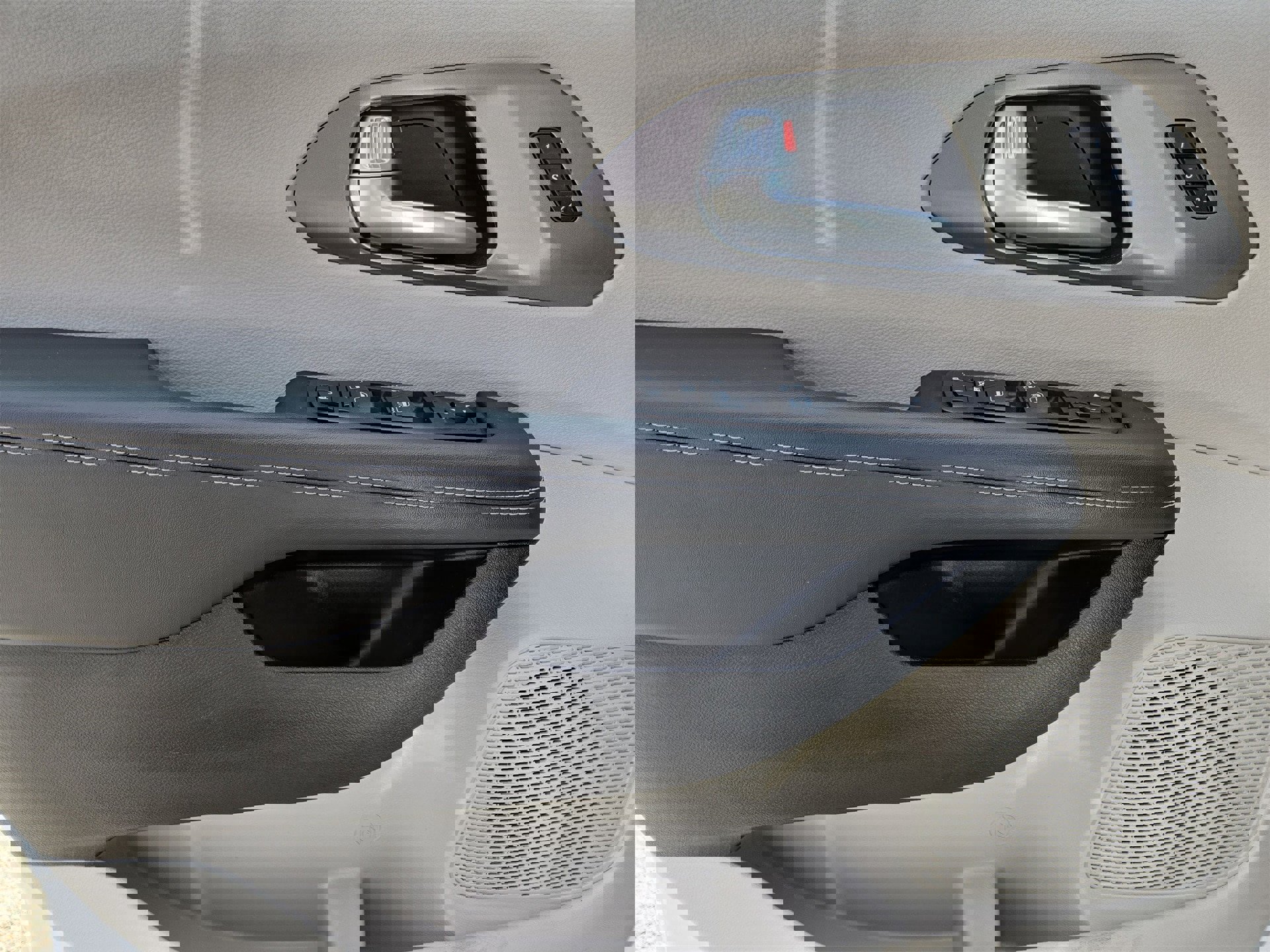 Used 2024 Chrysler Pacifica Touring-L image 15