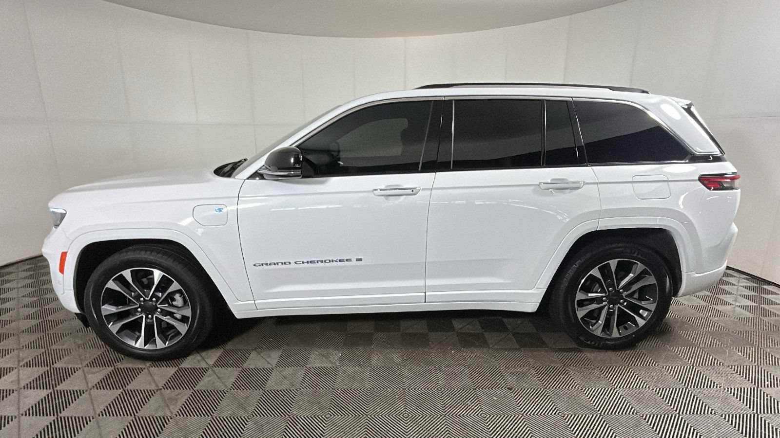 Used 2023 Jeep Grand Cherokee Overland AWD/4WD image 6