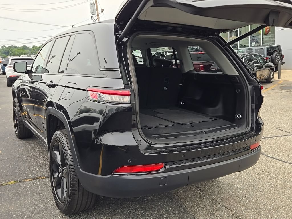 Certified 2023 Jeep Grand Cherokee Limited w/ Black Appearance Package AWD/4WD image 10