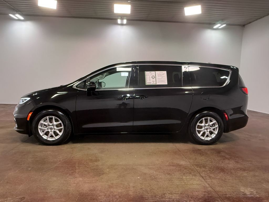 Used 2024 Chrysler Pacifica Touring-L FWD image 26