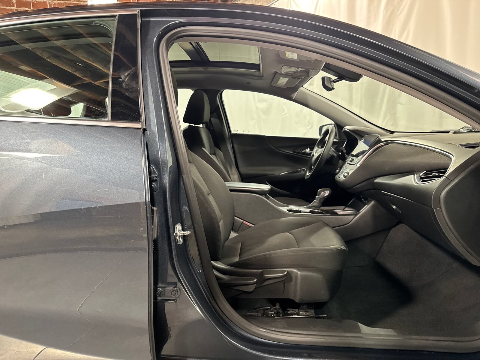 Used 2021 Chevrolet Malibu LT FWD image 15
