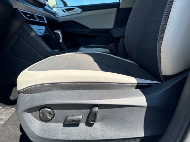 Used 2025 Volkswagen Taos SE image 14