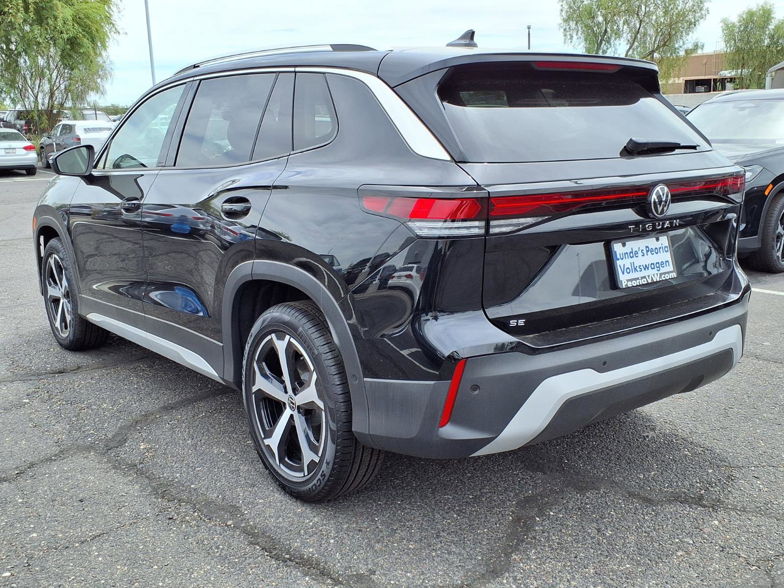 New 2026 Volkswagen Tiguan SE FWD image 3