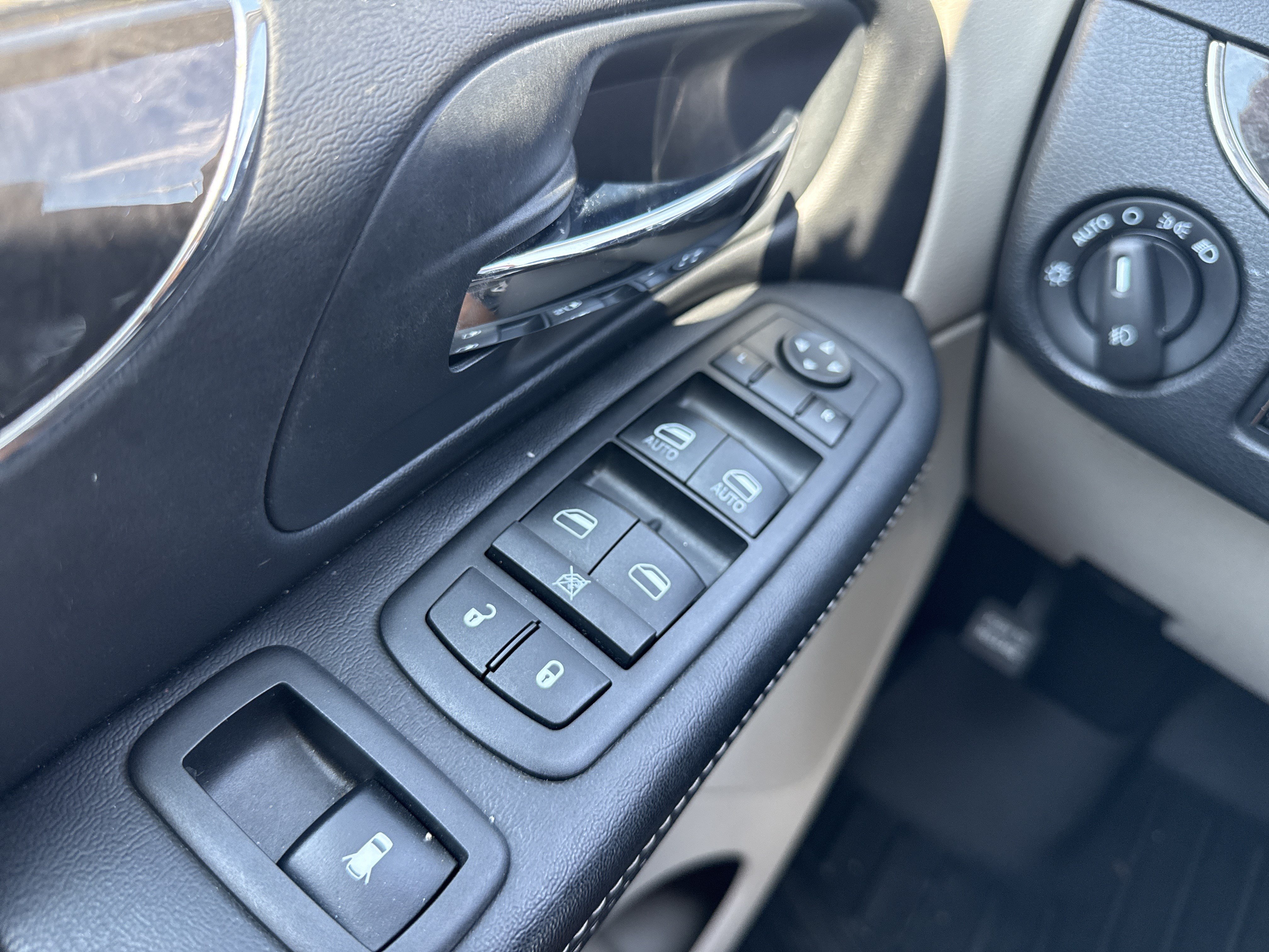 Used 2011 Chrysler Town & Country Touring-L w/ Entertainment Group #2 FWD image 14