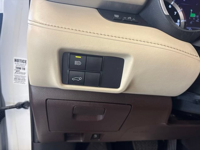 Used 2020 Toyota Highlander XLE FWD image 28
