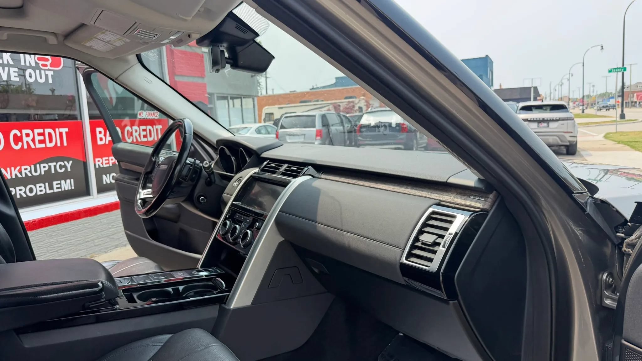 Used 2017 Land Rover Discovery HSE AWD/4WD image 21