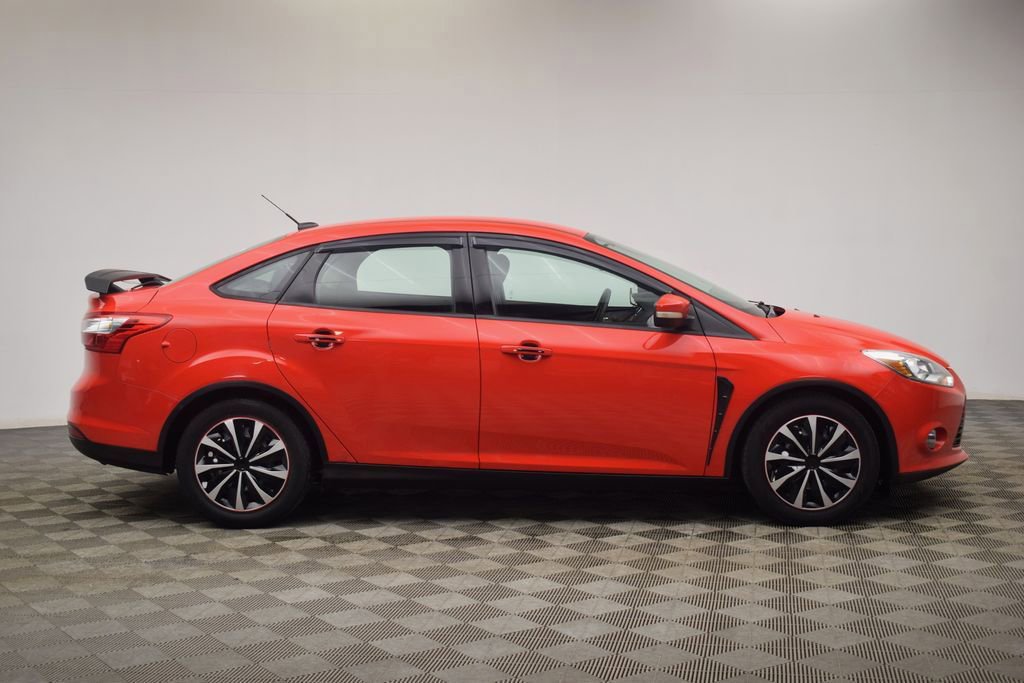 Used 2012 Ford Focus SE w/ SE Winter Pkg image 10