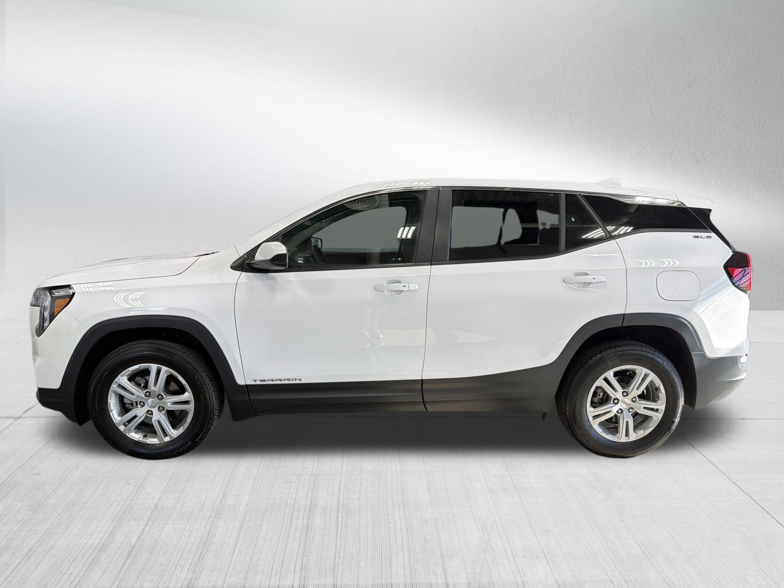 Used 2024 GMC Terrain SLE image 4